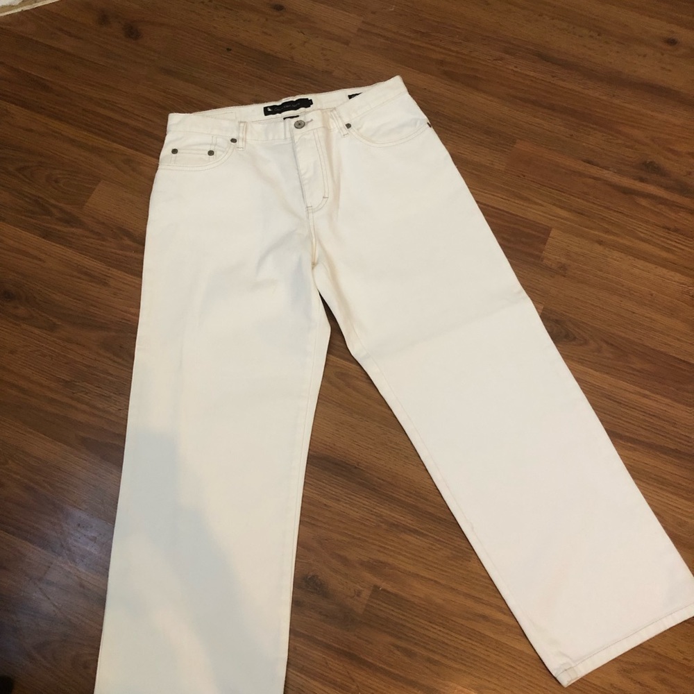 Cropped white weekend jeans.